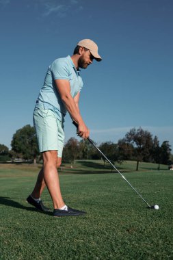 Golfçü yaz sahasında golf oynuyor.