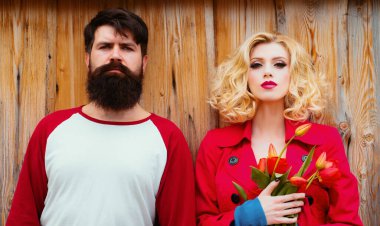 Çiftler dışarıda eğleniyor. Komik bahar çifti