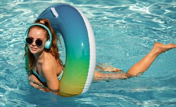 Vacaciones Verano Disfrutando Del Bronceado Mujer Traje Baño Anillo Natación — Foto de Stock