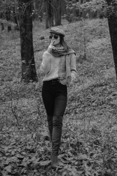 Jesienna Kobieta Brunetka Pali Papierosa Parku Jesienią Modny Model Ciepłych — Zdjęcie stockowe