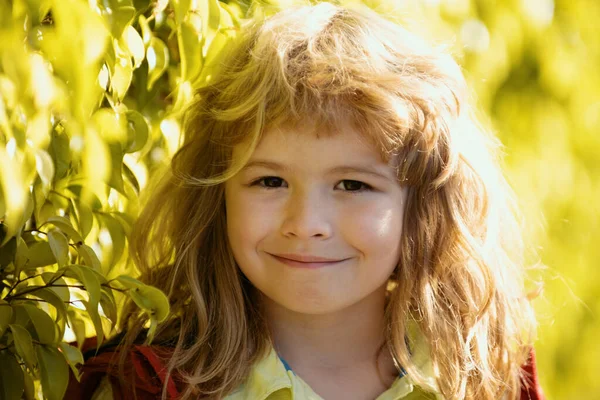 Šťastné Usměvavé Dítě Rozkošné Dítě Radostný Portrét Malého Dítěte Zeleném — Stock fotografie
