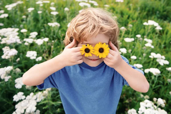 Bahar çocuğu. Gözlerinde papatya olan komik küçük çocuk.