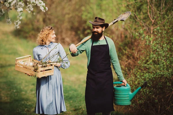 Erdkonzept Bild Von Zwei Glücklichen Bauern Mit Instrumenten Ein Bauer — Stockfoto