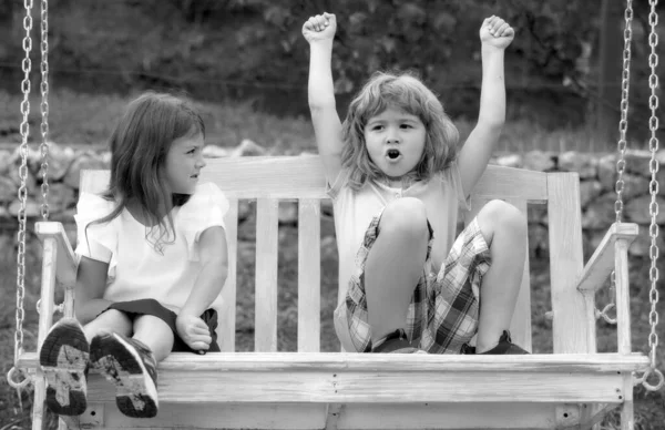 Testvérek Kint Játszanak Kicsit Izgatott Vagyok Hogy Fiú Lány Dolgozik — Stock Fotó