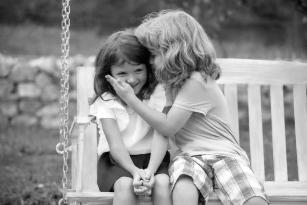 Діти Цілуються Літньому Парку Відкритому Повітрі Маленькі Хлопчики Дівчатка Насолоджуються — стокове фото