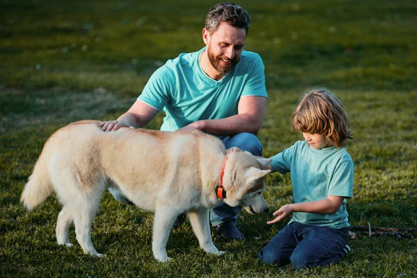 Sonriente Padre Hijo Con Mascota Familia Feliz Con Perro Pedigrí —  Fotos de Stock