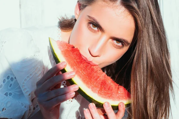 Närbild Porträtt Ung Sensuell Kvinna Äter Vattenmelon — Stockfoto
