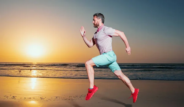 Junger Athletischer Und Fitter Amerikanischer Sportler Beim Lauftraining Bei Sonnenuntergang — Stockfoto