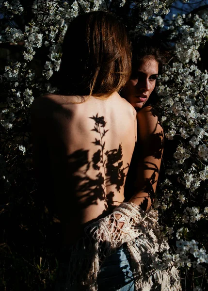 Vårflickvänner Lesbiskt Par Blomning Vacker Vår Sexig Ung Kvinna Med — Stockfoto
