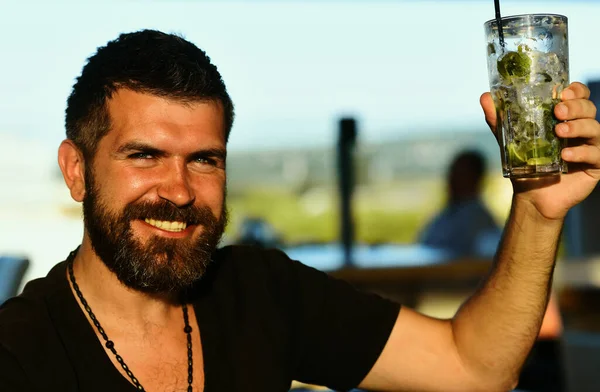 Šťastný Muž Klasickém Obleku Pivem Ruce Usmívající Muž Pivem Barmane — Stock fotografie