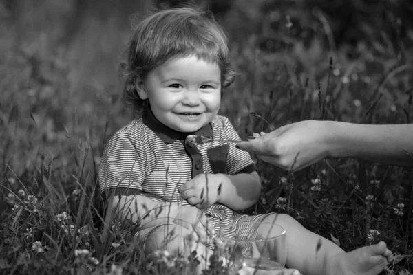 Piccolo Bambino Felice Viene Nutrito Con Cucchiaio Cucchiaio Alimentazione Bambino — Foto Stock