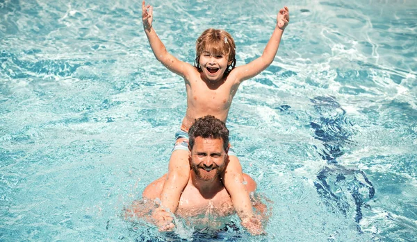 Vader Zoon Het Zwembad Zomers Weekend Zwembadfeest Kind Met Papa — Stockfoto