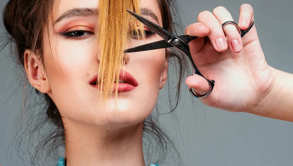 Cierra Peinado Con Flequillo Chica Rubia Cortada Parte Delantera Mujer —  Fotos de Stock