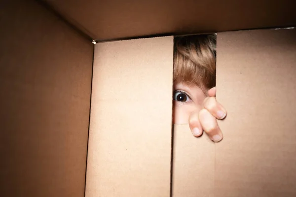 Nadšený Chlapeček Dívá Krabice Posílá Lepenkovou Krabici Zavřít Oči Při — Stock fotografie