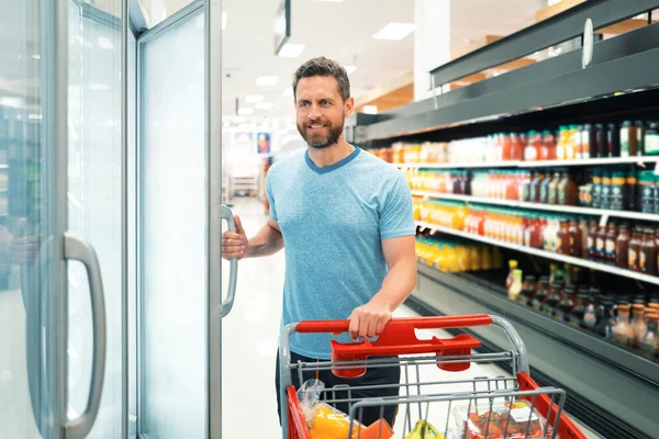 Mann Mit Einkaufswagen Lebensmittelgeschäft — Stockfoto