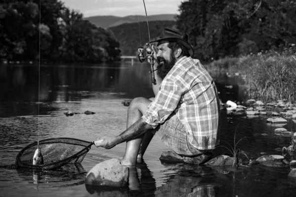 山の川でロッドフライフィッシングを使用して漁師 森の中の川で野生のマスを釣るフライフィッシング マス釣り — ストック写真