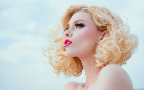 Hermosa Cara Mujer Maquillaje Perfecto Cara Mujer Con Labios Rojos — Foto de Stock