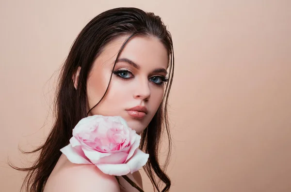 Belle Femme Visage Fleur Fille Rose Rose Gros Plan Portrait — Photo