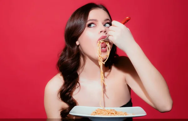 意大利女孩吃意大利面 来自意大利的食物 Carbonara意大利面健康菜单 — 图库照片