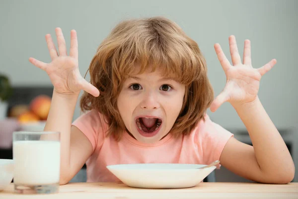 Niño Comiendo Comida Saludable Casa Bebé Come Sopa Con Cuchara — Foto de Stock