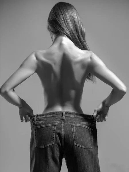 オーバーサイズのジーンズのスリム女性 減量のコンセプト — ストック写真