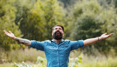 Zihnin berraklığı. Rahatlama konsepti. Olumlu düşün. Fırtınalı hava. Yağmurda meditasyon.