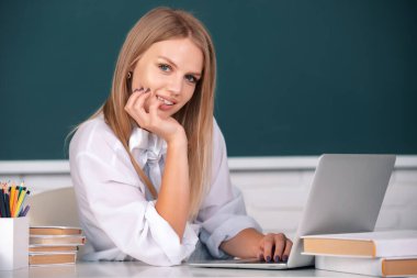 Üniversitede ya da okulda bayan üniversite öğrencisinin portresi. Öğrenci kız.