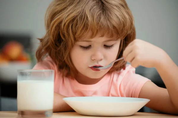 Biały Dziecko Chłopiec Jedzenie Zdrowe Zupa Kuchnia — Zdjęcie stockowe