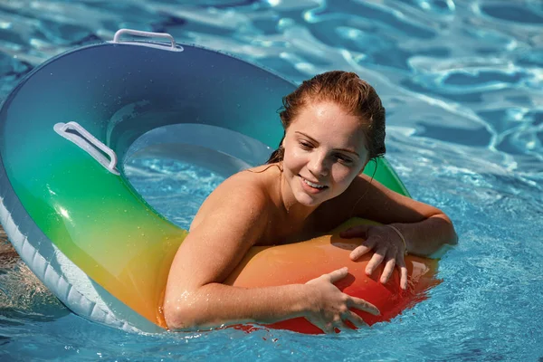 Sommerferienkonzept Schwimmbad Resort Mädchen Auf Aufblasbarer Matratze Heißer Sommertag — Stockfoto