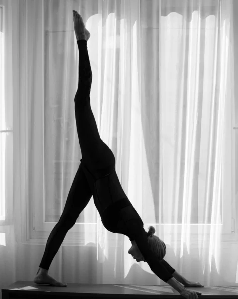 芭蕾舞演员 年轻的芭蕾舞演员 女人伸懒腰年轻女孩练习瑜伽 做适当的运动 锻炼身体 — 图库照片