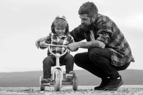Ojciec Syn Rowerze Dziećmi Rower Odkryty — Zdjęcie stockowe