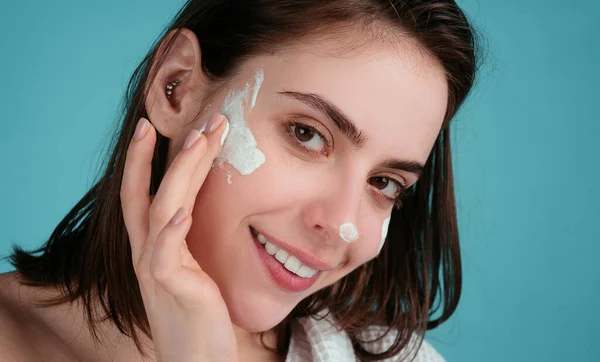 Beautiful Young Woman Clean Fresh Skin Applying Moisturizer Cream Her — Stock Photo, Image