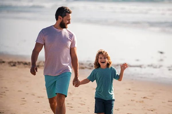Πατέρας Και Γιος Περπατούν Στην Καλοκαιρινή Παραλία — Φωτογραφία Αρχείου
