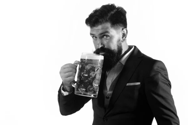 英俊大胡子男子的画像 品尝工艺啤酒 穿着黑色西服的时髦帅哥喝啤酒 同性恋喝啤酒 — 图库照片