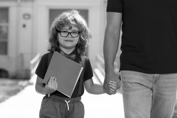 Parent Nerd Pupil Primary School Hand Hand Father Holding Hand — Stock Photo, Image