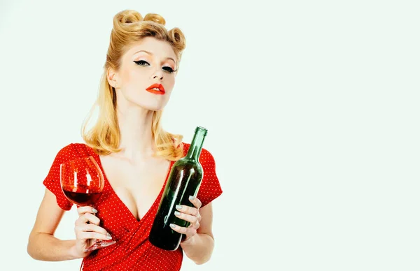 Pin Γυναίκα Κόκκινο Φόρεμα Κρατώντας Ποτήρι Κόκκινο Κρασί Απομονώνονται Λευκό — Φωτογραφία Αρχείου