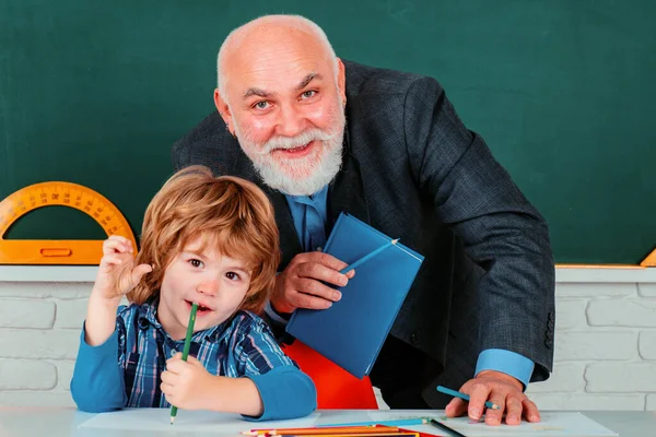 Insegnante Nonno Con Allievo Nipote Fondo All Aula Della Scuola — Foto Stock