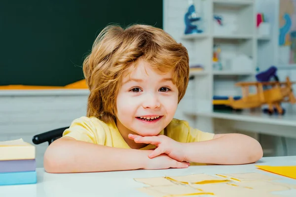 Aranyos Kis Óvodás Fiú Tanár Tanulmánnyal Egy Osztályteremben — Stock Fotó