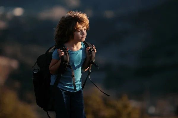 Sırt Çantalı Bir Çocuk Manzaralı Dağlarda Yürüyüş Yapıyor — Stok fotoğraf