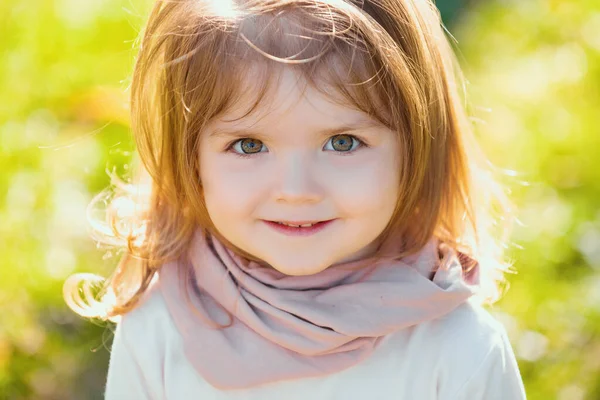 Cara Bebé Fechada Uma Criança Engraçada Fecha Retrato Menina Loira — Fotografia de Stock