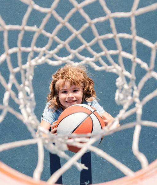 Vista Dall Alto Ragazzo Bambino Carino Gioca Basket Bambini Attivi — Foto Stock