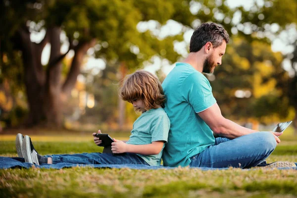 Vader Zoon Spelen Studeren Met Laptop Het Park — Stockfoto