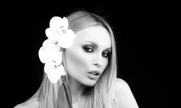 Doğal Çıplak Makyajlı Güzel Bir Modelin Portresi Moda Güzellik Çiçekli — Stok fotoğraf