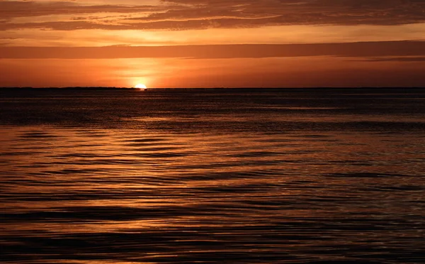 Solnedgång Sol Över Havet Vatten Naturliga Himmelsfärger Havslandskap Vid Soluppgång — Stockfoto