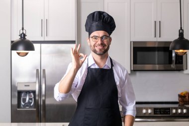 Aşçı aşçı adam. Milenyum aşçı üniformalı erkek şef. Aşçı mutfakta yemek pişiriyor. Aşçı şapkalı ve önlüklü