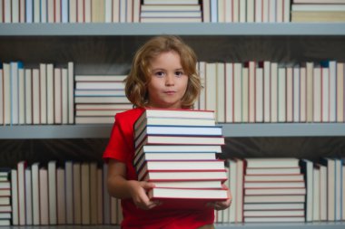 Okula dönelim. Kütüphanede kitap okuyan bir çocuk. Çocuk gelişimi, okumayı öğrenmek. Öğrenci bir kitapçıda kitap okuyor.