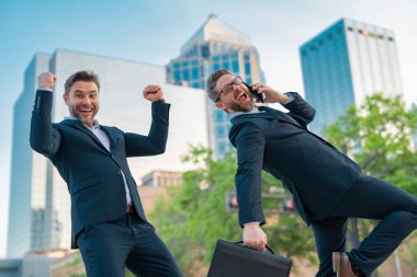 American City caddesinde poz veren başarılı iş adamları. İş adamı başarısı reklamı. Üst düzey yöneticiler, siyaset. İki iş ekibi. İş adamları büyüme stratejisi. İş dünyası