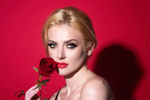 Pretty Woman Red Lips Fashion Makeup Roses Posing Studio Beauty — Stockfoto