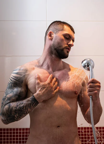 Hautpflege Und Körperpflege Junger Muskulöser Mann Unter Der Dusche Wäscht — Stockfoto