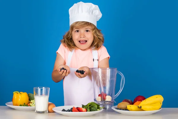 Ενθουσιασμένη Μαγείρισσα Παιδί Σεφ Απομονωμένο Στο Μπλε Αστείο Μικρό Παιδί — Φωτογραφία Αρχείου